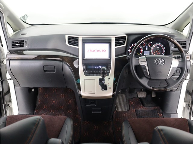 内装の状態も非常にクリーンな状態です｡
ご納車前には専門スタッフが
隅々までクリーニングを行います!