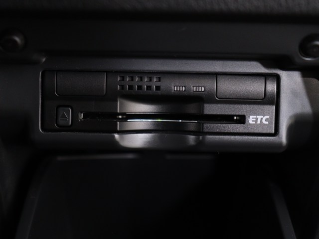 【ビルトインＥＴＣ】
後付けとは異なる一体感が魅力です｡
高速道路でストレスなく走行できます｡