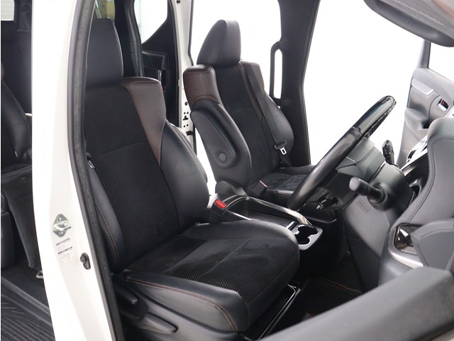 内装の状態も非常にクリーンな状態です｡
ご納車前には専門スタッフが
隅々までクリーニングを行います!