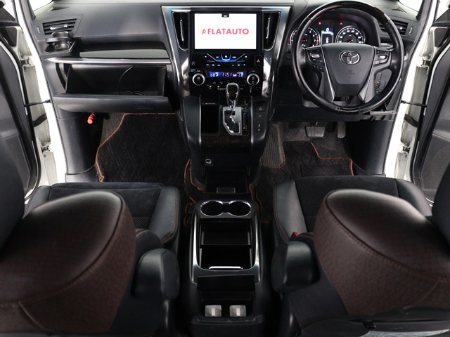 【運転席助手席も広々☆】
広々使えるのは後席だけではございません｡
国内最高峰ミニバンの特権ですね!