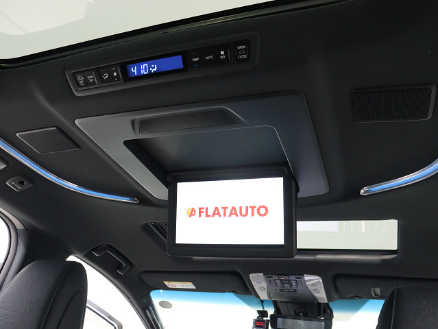 【電動後席モニター】ＪＢＬサウンド専用！
電動開閉後席フリップダウンモニターです。
５．１ｃｈサウンド対応、１７スピーカーの
専用音響システムとなり、人気の装備になり
ます。