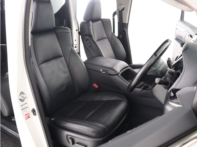 内装の状態も非常にクリーンな状態です｡
ご納車前には専門スタッフが
隅々までクリーニングを行います!