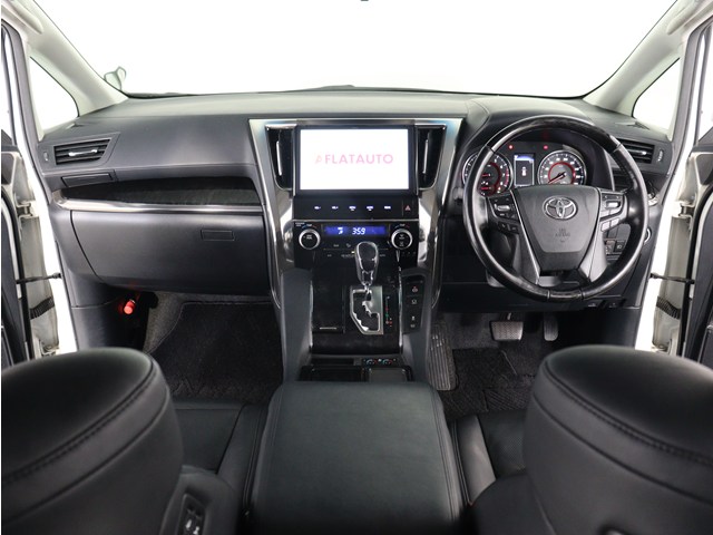 【運転席助手席も広々☆】
広々使えるのは後席だけではございません｡
国内最高峰ミニバンの特権ですね!