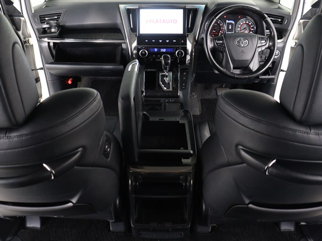 【運転席助手席も広々☆】
広々使えるのは後席だけではございません｡
国内最高峰ミニバンの特権ですね!