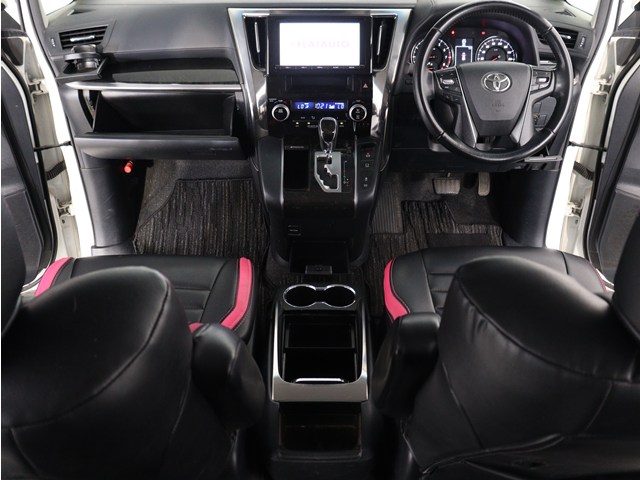 【運転席助手席も広々☆】
広々使えるのは後席だけではございません｡
国内最高峰ミニバンの特権ですね!