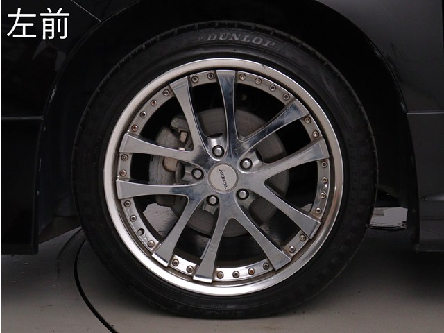 【社外１９インチアルミホイール装着車両】
社外のカスタムホイールが装着されており､
見た目も引き締まっております!