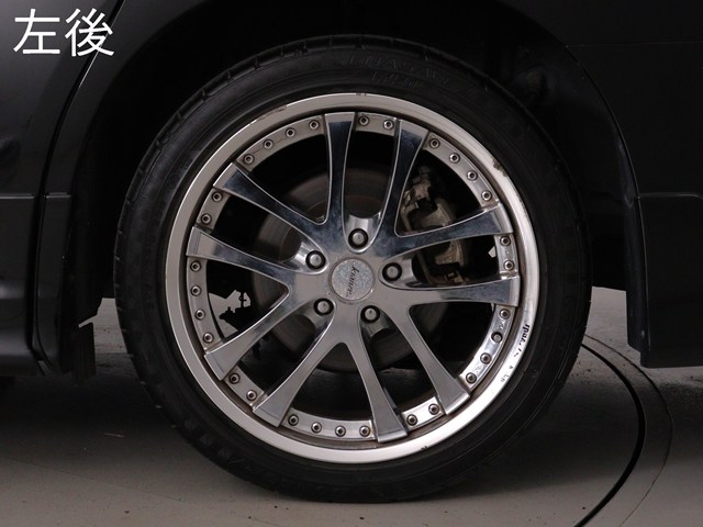 【社外１９インチアルミホイール装着車両】
社外のカスタムホイールが装着されており､
見た目も引き締まっております!
