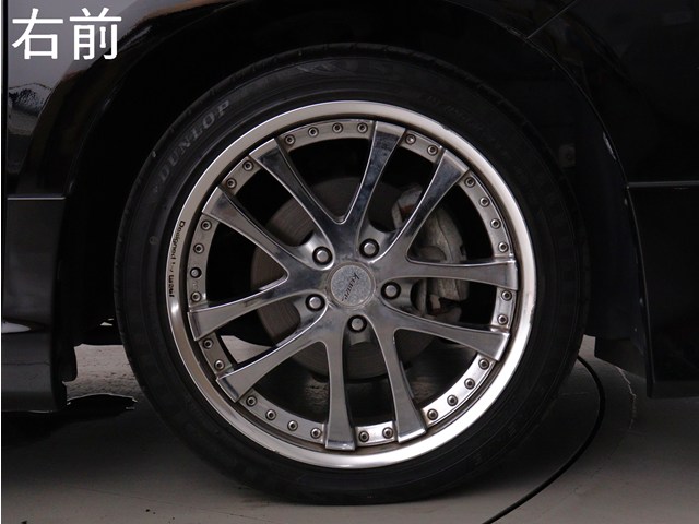 【社外１９インチアルミホイール装着車両】
社外のカスタムホイールが装着されており､
見た目も引き締まっております!