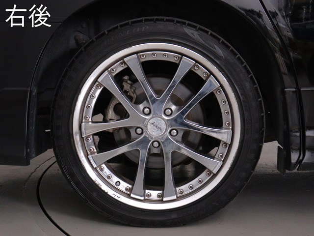 【社外１９インチアルミホイール装着車両】
社外のカスタムホイールが装着されており､
見た目も引き締まっております!