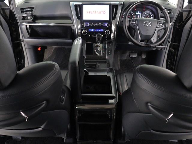 【運転席助手席も広々☆】
広々使えるのは後席だけではございません｡
国内最高峰ミニバンの特権ですね!