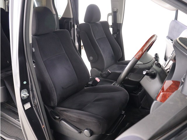 内装の状態も非常にクリーンな状態です｡
ご納車前には専門スタッフが
隅々までクリーニングを行います!