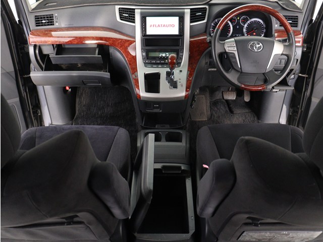 【運転席助手席も広々☆】
広々使えるのは後席だけではございません｡
国内最高峰ミニバンの特権ですね!