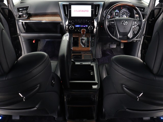 【運転席助手席も広々☆】
広々使えるのは後席だけではございません｡
国内最高峰ミニバンの特権ですね!