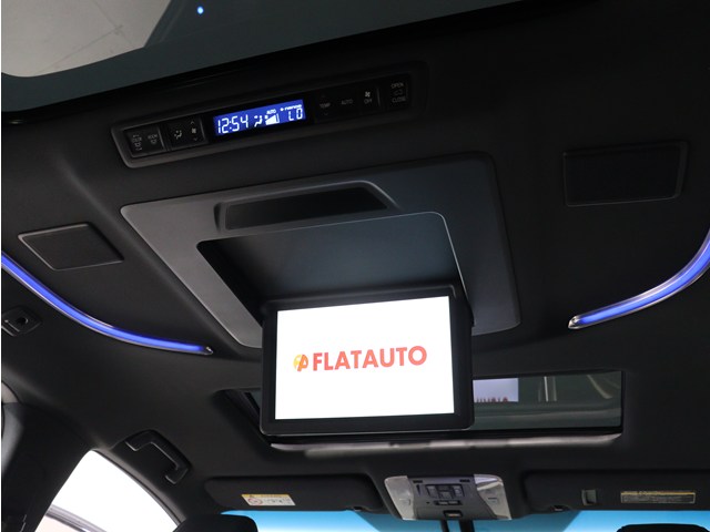 【電動後席モニター】ＪＢＬサウンド専用！
電動開閉後席フリップダウンモニターです。
５．１ｃｈサウンド対応、１７スピーカーの
専用音響システムとなり、人気の装備になり
ます。