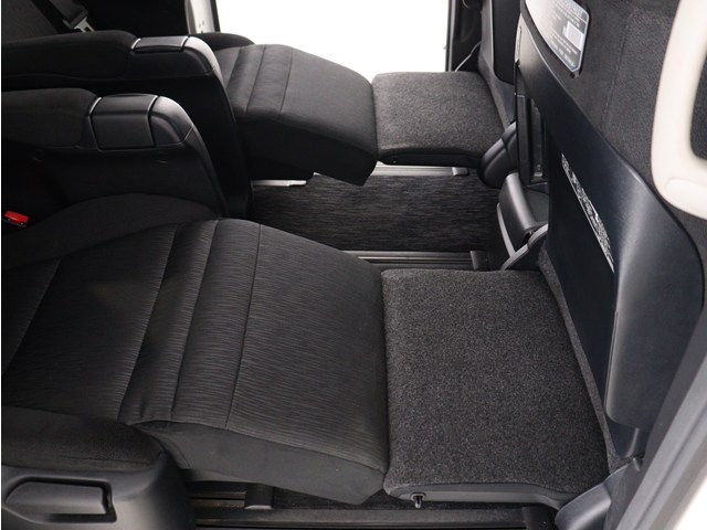 【オットマン＆フットレスト完備】
フットレスト､電動オットマン付き車両!
後席の方の快適ドライブを演出致します!