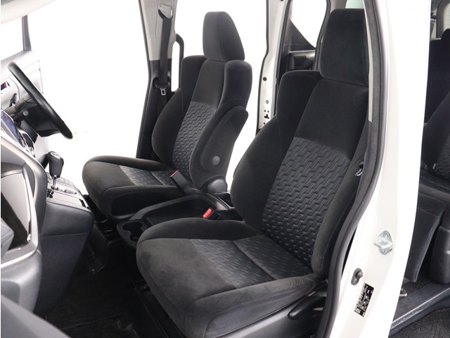 【運転席助手席も広々☆】
広々使えるのは後席だけではございません｡
国内最高峰ミニバンの特権ですね!