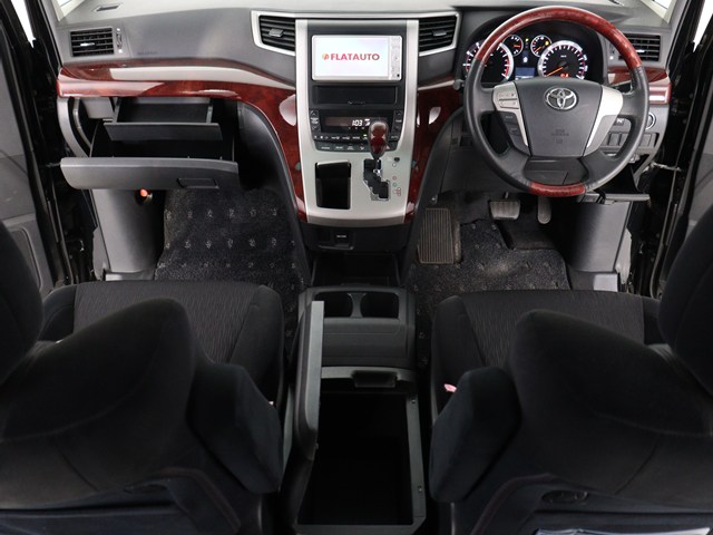 【運転席助手席も広々☆】
広々使えるのは後席だけではございません｡
国内最高峰ミニバンの特権ですね!