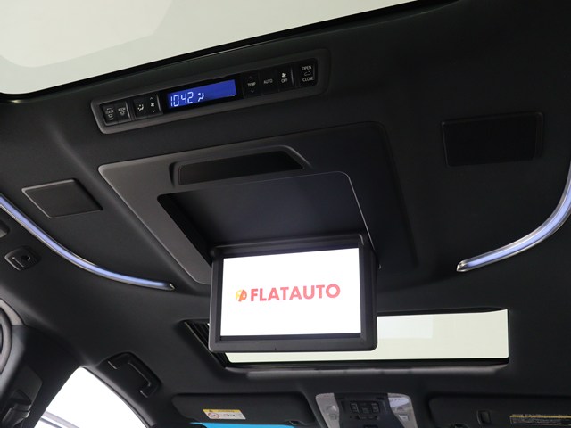 【電動後席モニター】ＪＢＬサウンド専用！
電動開閉後席フリップダウンモニターです。
５．１ｃｈサウンド対応、１７スピーカーの
専用音響システムとなり、人気の装備になり
ます。