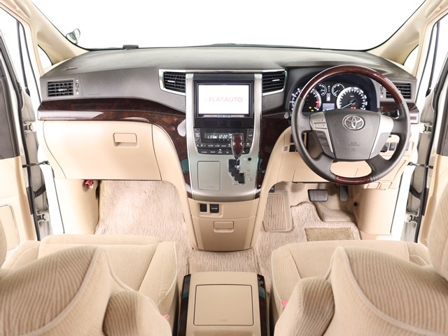 【運転席助手席も広々☆】
広々使えるのは後席だけではございません｡
国内最高峰ミニバンの特権ですね!