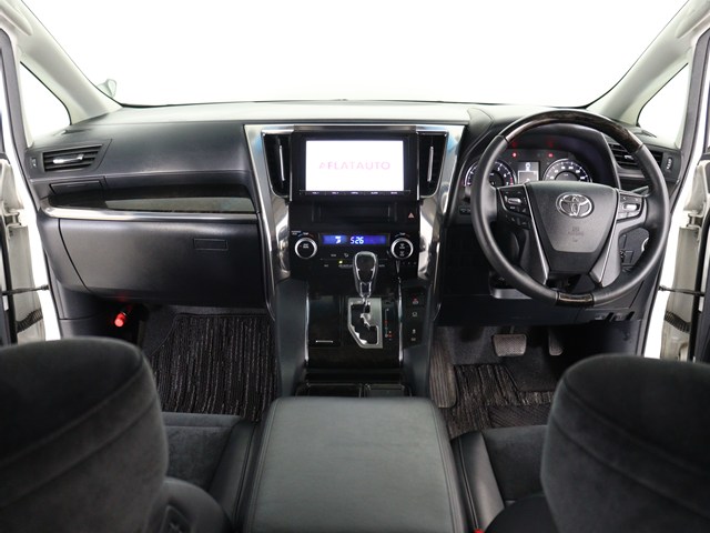 【運転席助手席も広々☆】
広々使えるのは後席だけではございません｡
国内最高峰ミニバンの特権ですね!