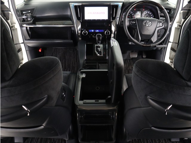 【運転席助手席も広々☆】
広々使えるのは後席だけではございません｡
国内最高峰ミニバンの特権ですね!