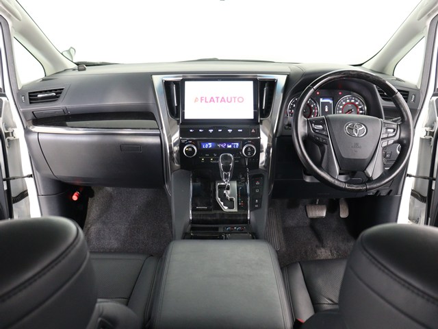 【運転席助手席も広々☆】
広々使えるのは後席だけではございません｡
国内最高峰ミニバンの特権ですね!