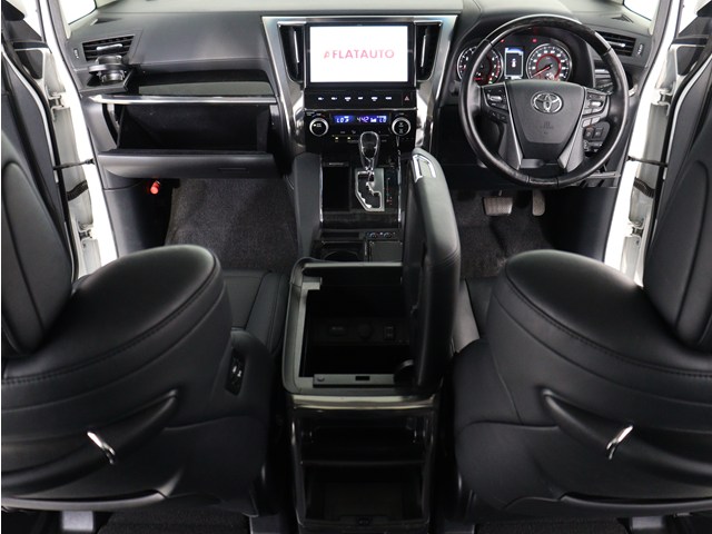 【運転席助手席も広々☆】
広々使えるのは後席だけではございません｡
国内最高峰ミニバンの特権ですね!