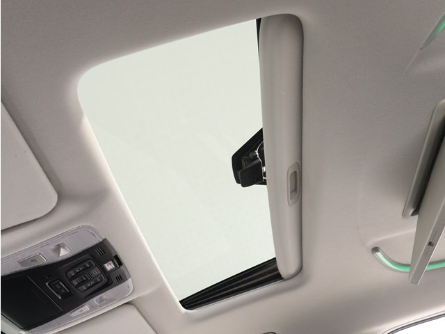 【大人気☆ツインサンルーフ】
見た目もカッコよく、車内の解放感も演出!
必須条件にされるほどの大人気装備です!