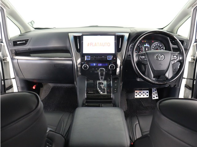 【運転席助手席も広々☆】
広々使えるのは後席だけではございません｡
国内最高峰ミニバンの特権ですね!