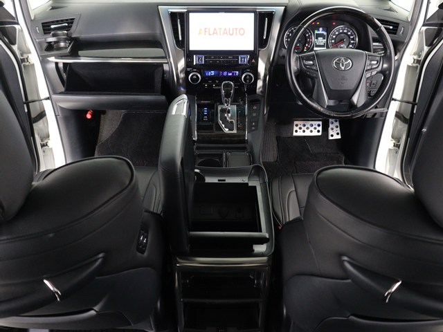 【運転席助手席も広々☆】
広々使えるのは後席だけではございません｡
国内最高峰ミニバンの特権ですね!