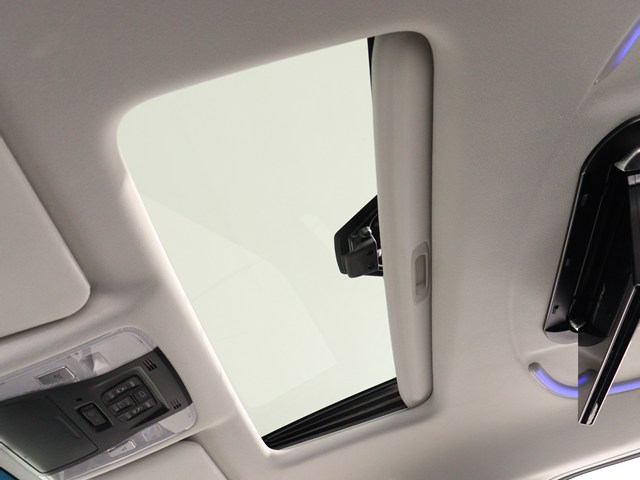 【大人気☆ツインサンルーフ】
見た目もカッコよく、車内の解放感も演出!
必須条件にされるほどの大人気装備です!