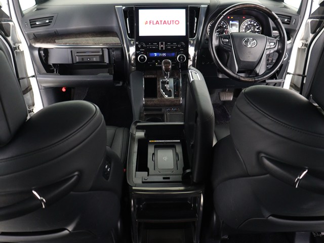 内装の状態も非常にクリーンな状態です｡
ご納車前には専門スタッフが
隅々までクリーニングを行います!