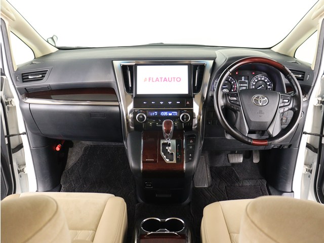 【運転席助手席も広々☆】
広々使えるのは後席だけではございません｡
国内最高峰ミニバンの特権ですね!