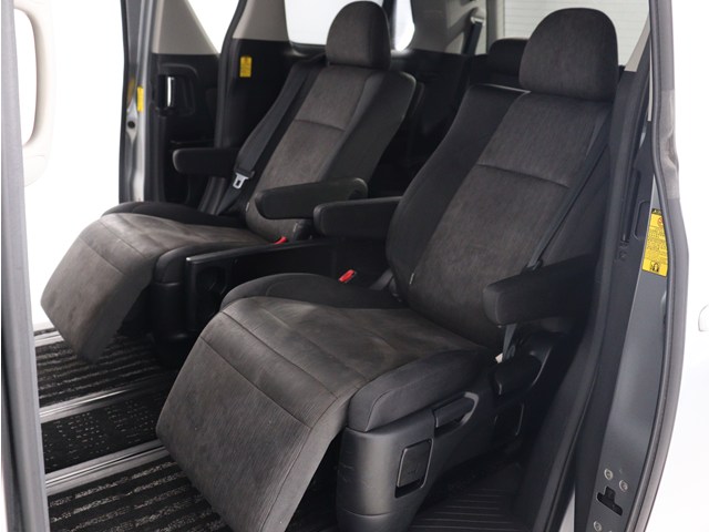 【オットマン＆フットレスト完備】
フットレスト､電動オットマン付き車両!
後席の方の快適ドライブを演出致します!