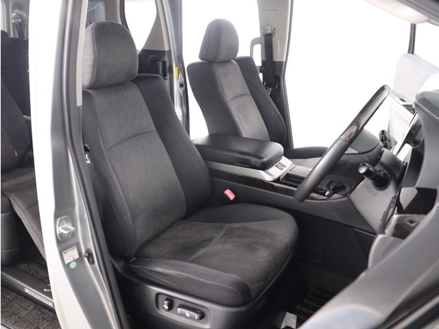 【メモリ機能付きパワーシート】
運転者専用セッティング可能な運転席です!
３名までのポジションを即呼び出します★