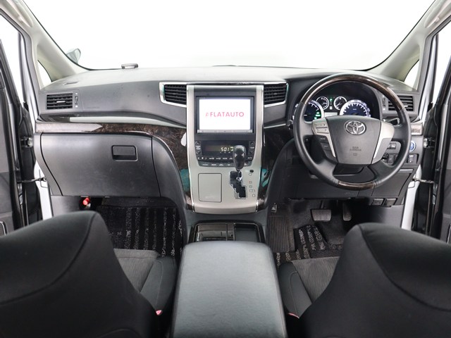 【運転席助手席も広々☆】
広々使えるのは後席だけではございません｡
国内最高峰ミニバンの特権ですね!