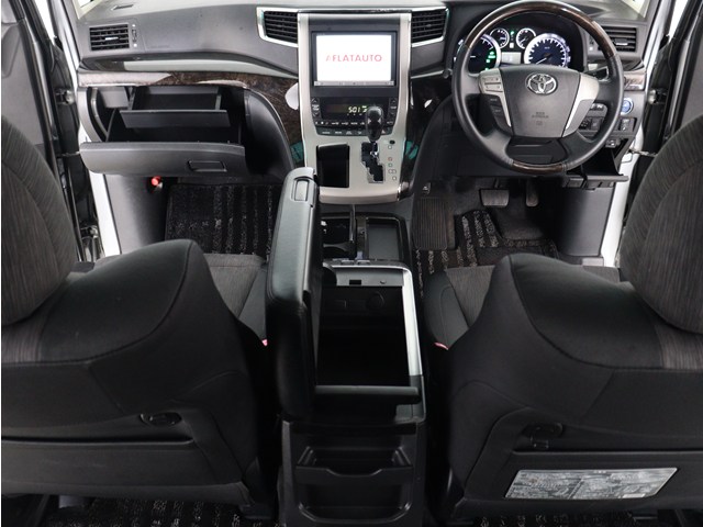 【運転席助手席も広々☆】
広々使えるのは後席だけではございません｡
国内最高峰ミニバンの特権ですね!