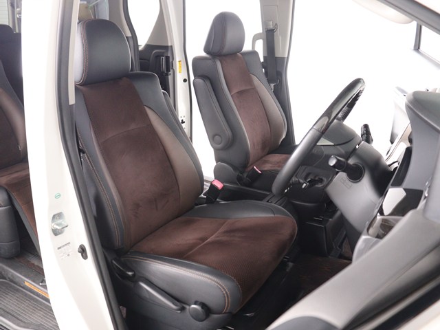 内装の状態も非常にクリーンな状態です｡
ご納車前には専門スタッフが
隅々までクリーニングを行います!