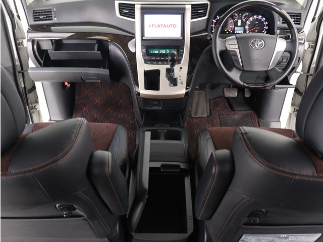 【運転席助手席も広々☆】
広々使えるのは後席だけではございません｡
国内最高峰ミニバンの特権ですね!