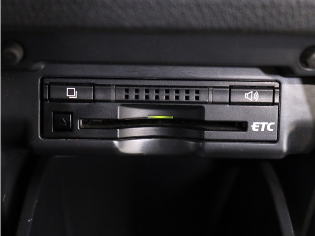 【ビルトインＥＴＣ】
後付けとは異なる一体感が魅力です｡
高速道路でストレスなく走行できます｡