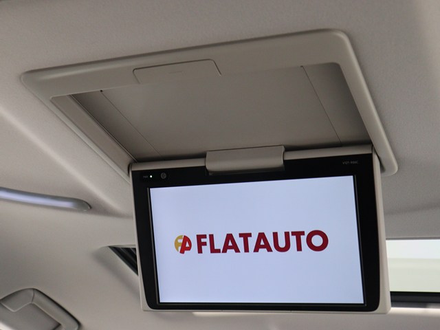 【後席モニター】
ミニバンの必須装備とも言える装備です!
後席の方も飽きることなくドライブが可能!