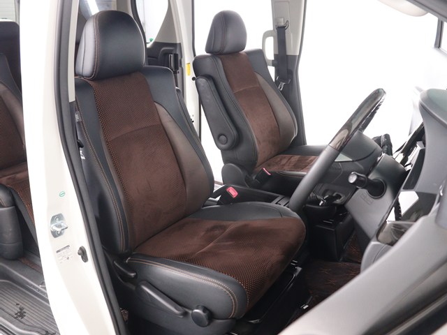 内装の状態も非常にクリーンな状態です｡
ご納車前には専門スタッフが
隅々までクリーニングを行います!