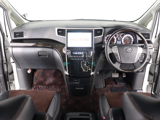 【運転席助手席も広々☆】
広々使えるのは後席だけではございません｡
国内最高峰ミニバンの特権ですね!