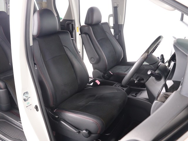 内装の状態も非常にクリーンな状態です｡
ご納車前には専門スタッフが
隅々までクリーニングを行います!
