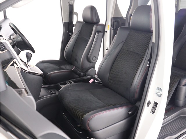 内装の状態も非常にクリーンな状態です｡
ご納車前には専門スタッフが
隅々までクリーニングを行います!