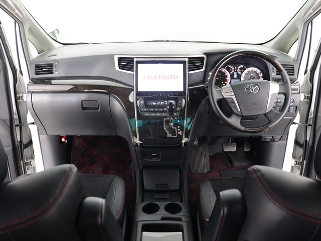 【運転席助手席も広々☆】
広々使えるのは後席だけではございません｡
国内最高峰ミニバンの特権ですね!