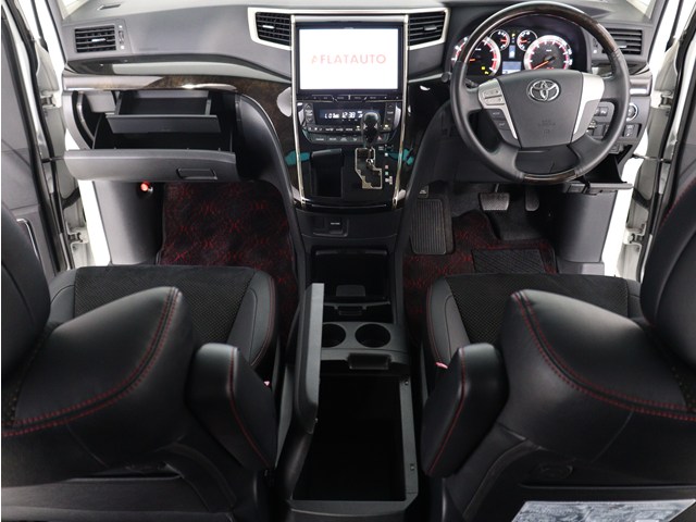 【運転席助手席も広々☆】
広々使えるのは後席だけではございません｡
国内最高峰ミニバンの特権ですね!