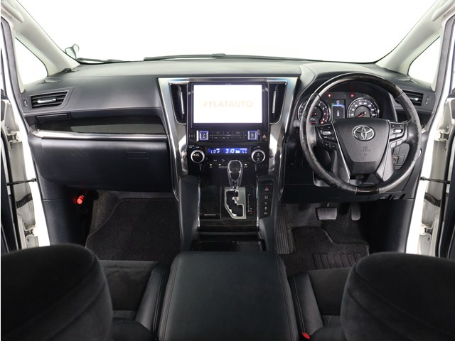 【運転席助手席も広々☆】
広々使えるのは後席だけではございません｡
国内最高峰ミニバンの特権ですね!