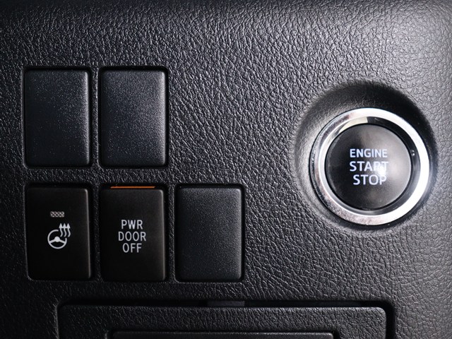 【プッシュスタート】
エンジン始動時はプッシュスタートを採用!
カバンから鍵を取り出す手間も不要です｡
