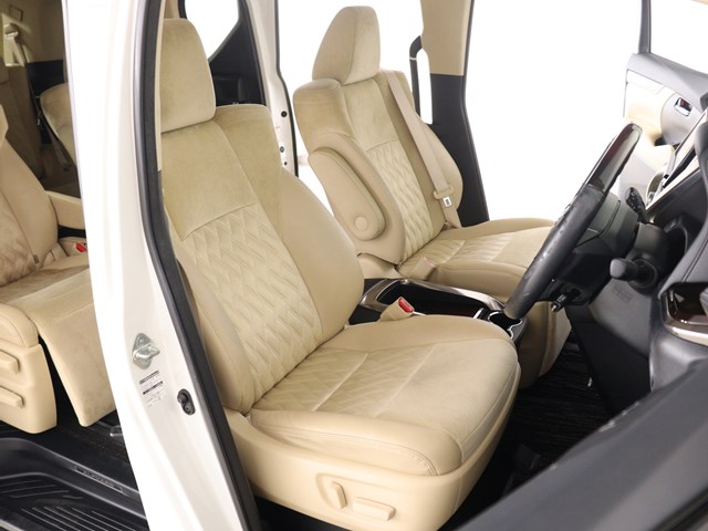 【運転席助手席も広々☆】
広々使えるのは後席だけではございません｡
国内最高峰ミニバンの特権ですね!